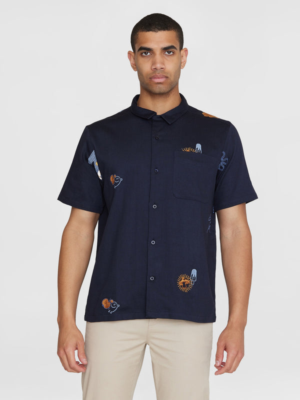 KnowledgeCotton Apparel - MEN Box fit short sleeve shirt with embroidery - GOTS/Vegan Shirts 1412 Night Sky